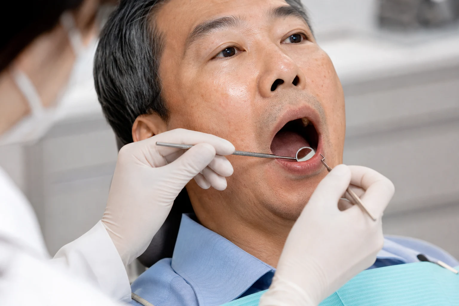 임플란트 가격 상담 기준 확인 장면